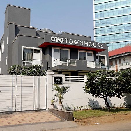 Hotel Oyo Townhouse 027 Sector 15 Gurgaon Zewnętrze zdjęcie